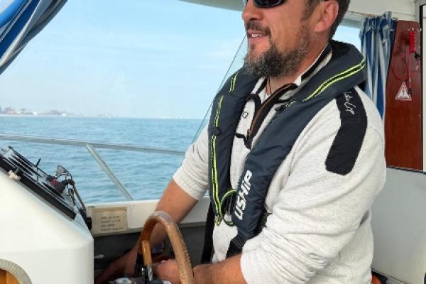 Chez Bateau École Au Grand Large, situé au 29, rue Jean-Jaurès à Croix, nous avons fait le choix d’une approche à la fois sérieuse, conviviale et accessible à tous.